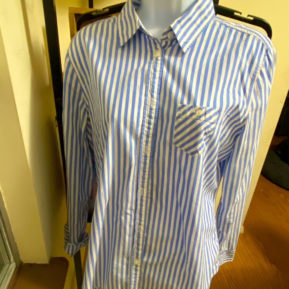 Long sleeved oxford style shirt that is extremely comfortable!